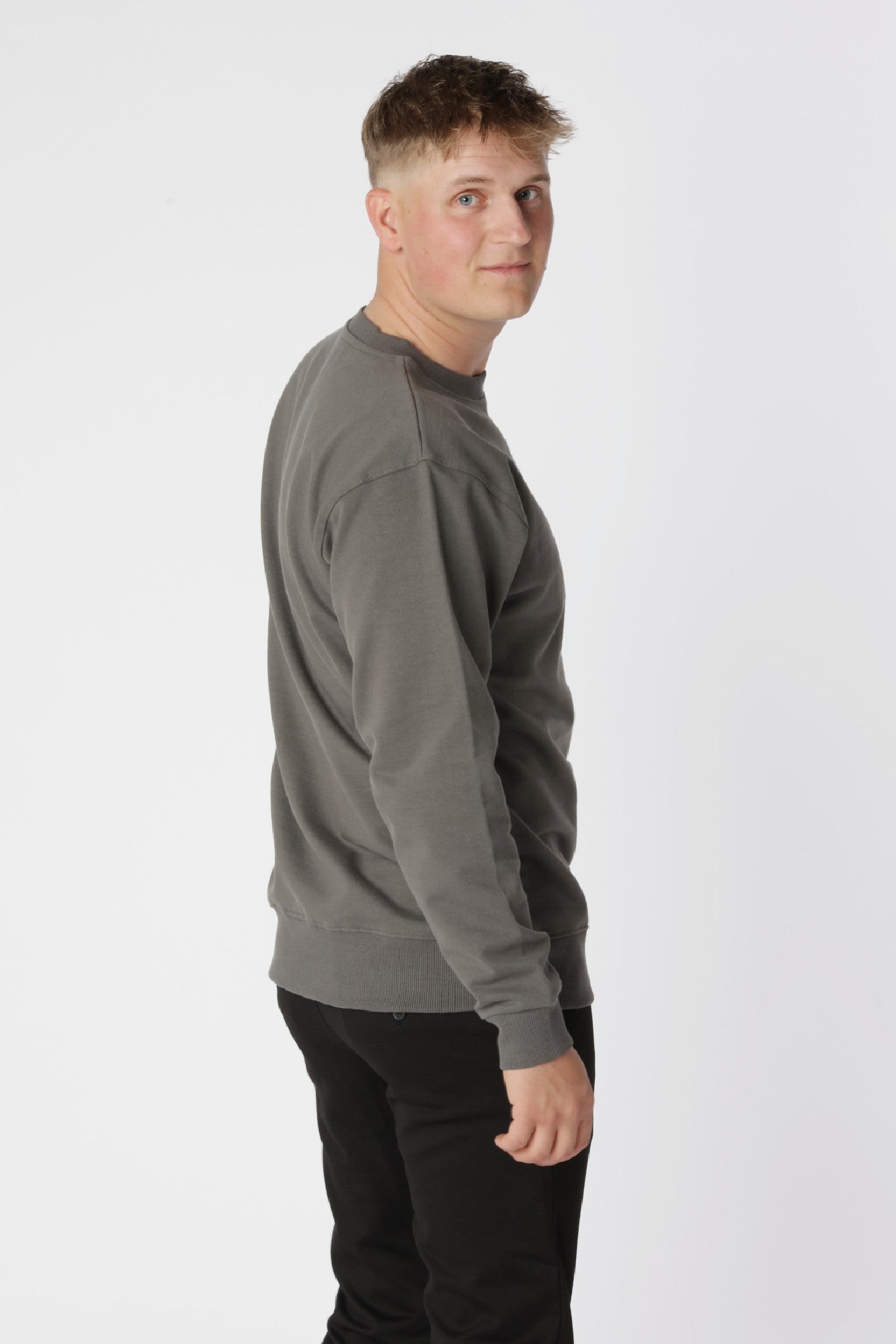 Essential Crewneck, Stålgrå